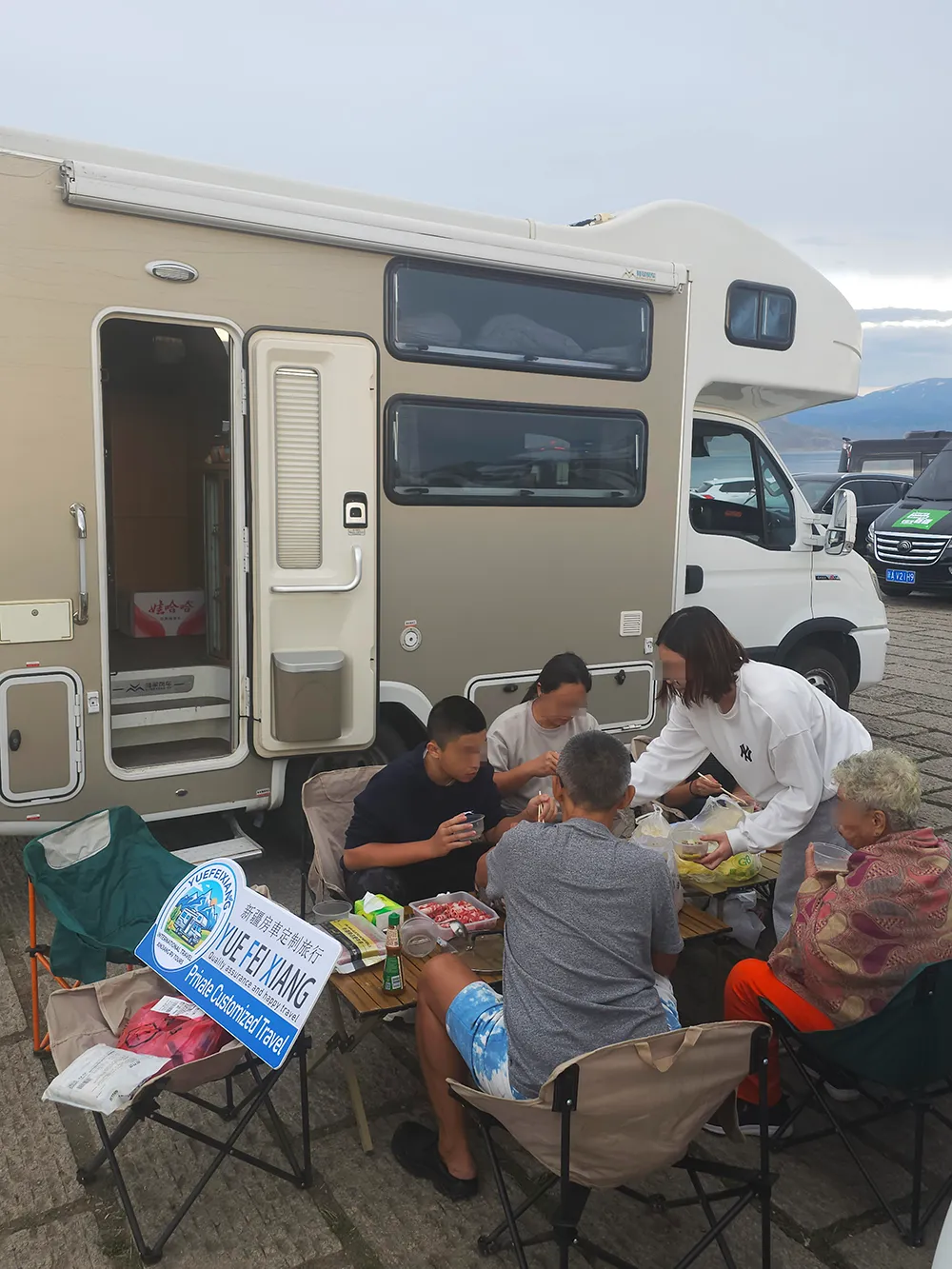 2026.6-Singaporean guests dining at Sayram Lake