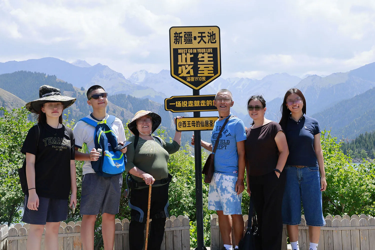 2026.06-Singaporean guests at Heavenly Lake