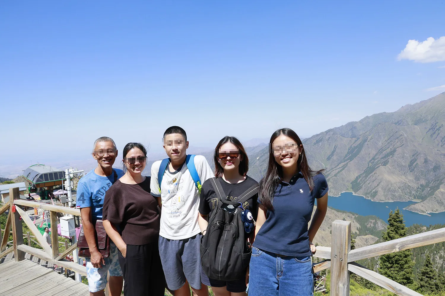 2026.06-Singaporean guests at Heavenly Lake