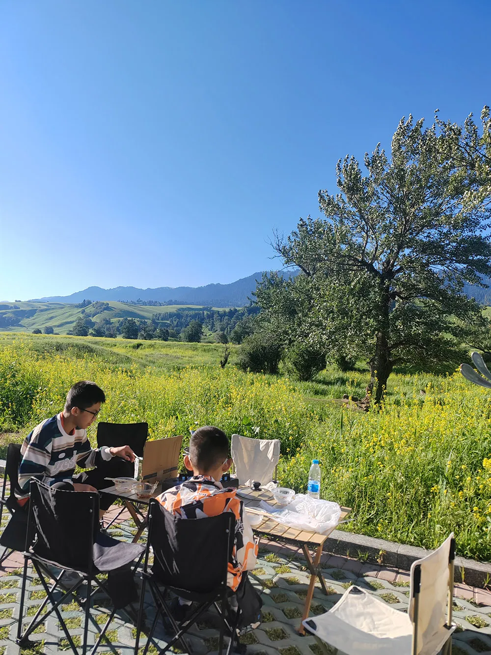Singaporean RV guests on the Nalati Grassland
