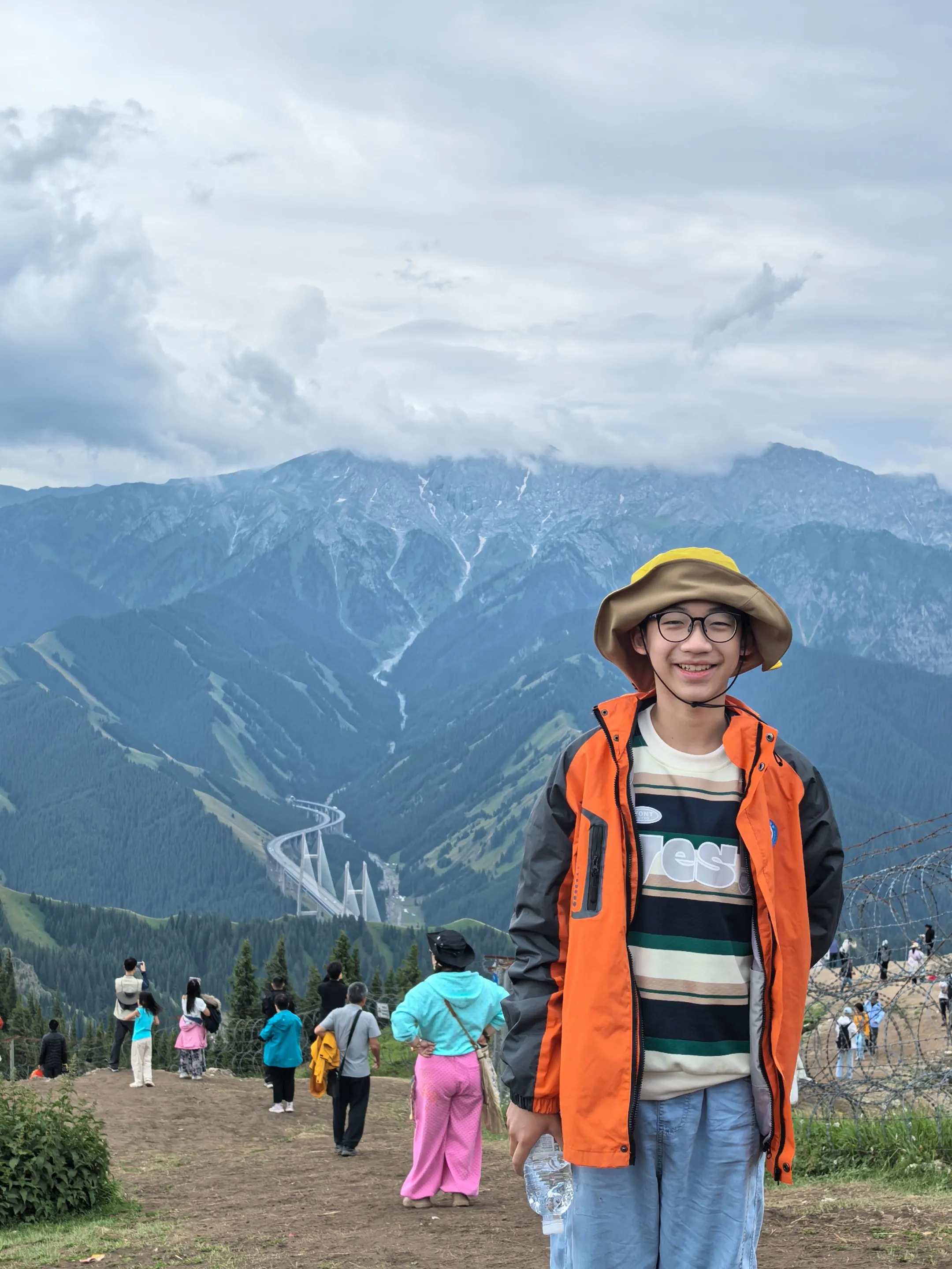 Singaporean tourists climb the mountains by Sayram Lake