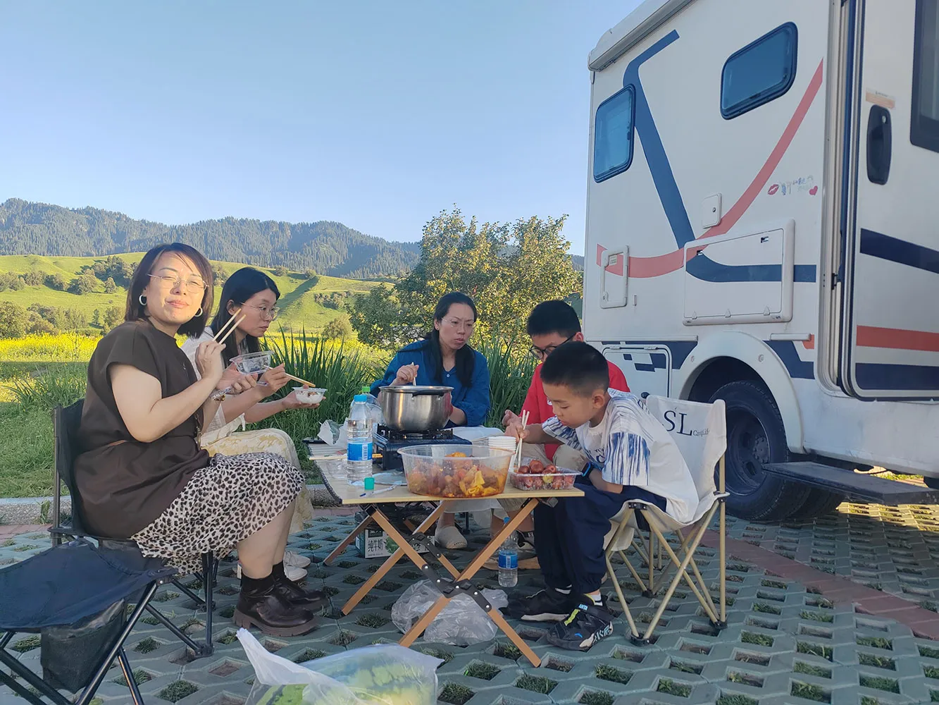 Singaporean RV guests on the Nalati Grassland